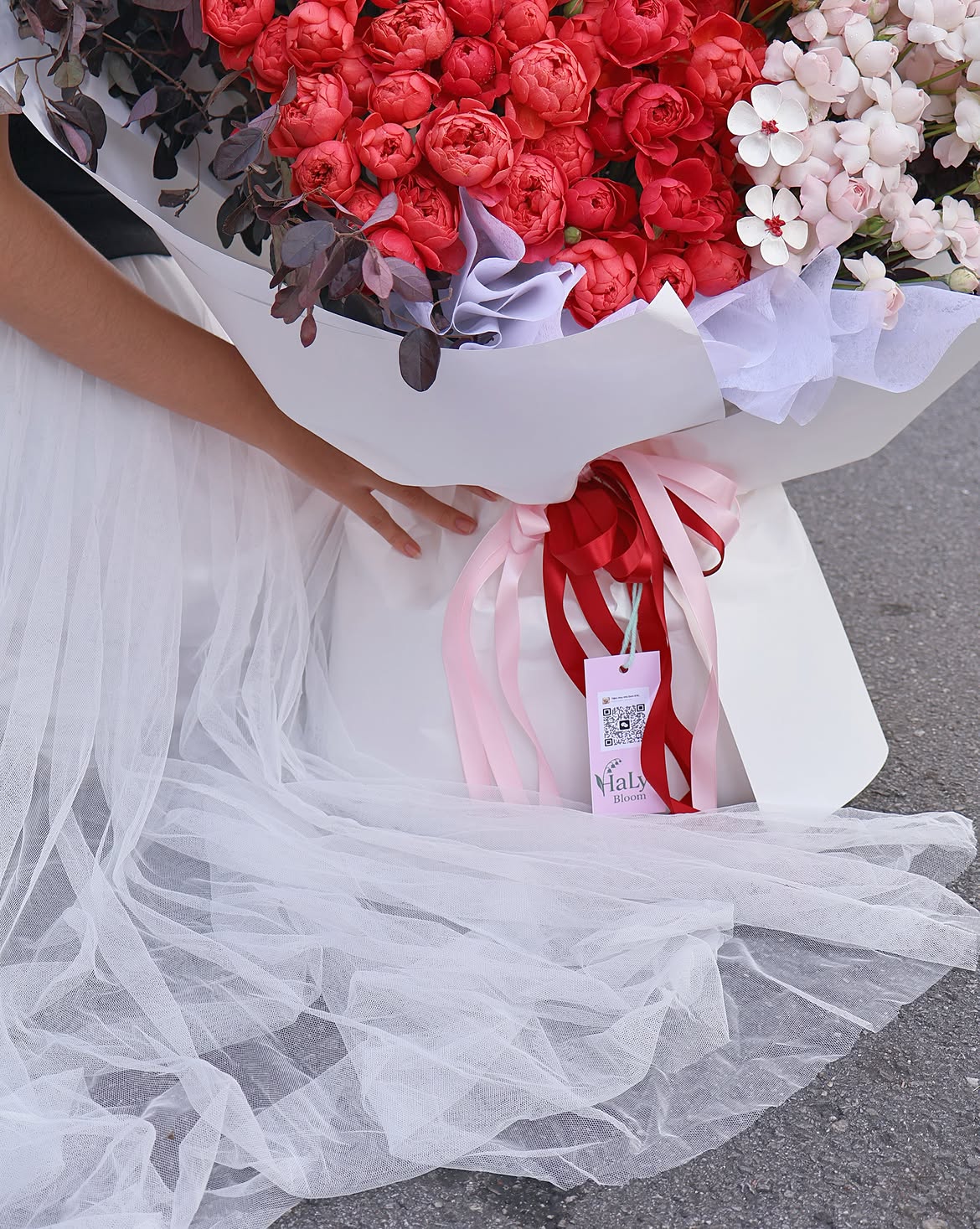 More than just a gift—a flower bouquet from Sam Floral is a silent promise of endless love. 🌹✨ (5) More than just a gift—a flower bouquet from Halyn Bloom is a silent promise of endless love. 🌹✨ 5
